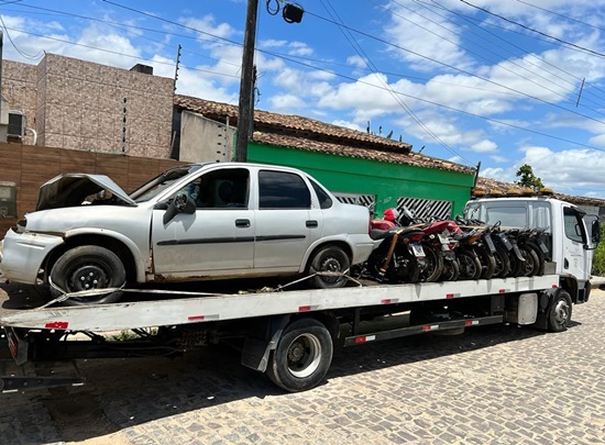 Delegacia de Arauá retira vários veículos sucateados da Unidade Policial