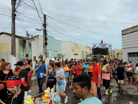 Bloco dos Papudos anima ressaca de carnaval em Estância