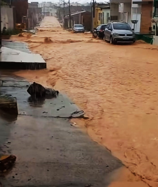 Fortes chuvas causam alagamento em bairros de Aracaju