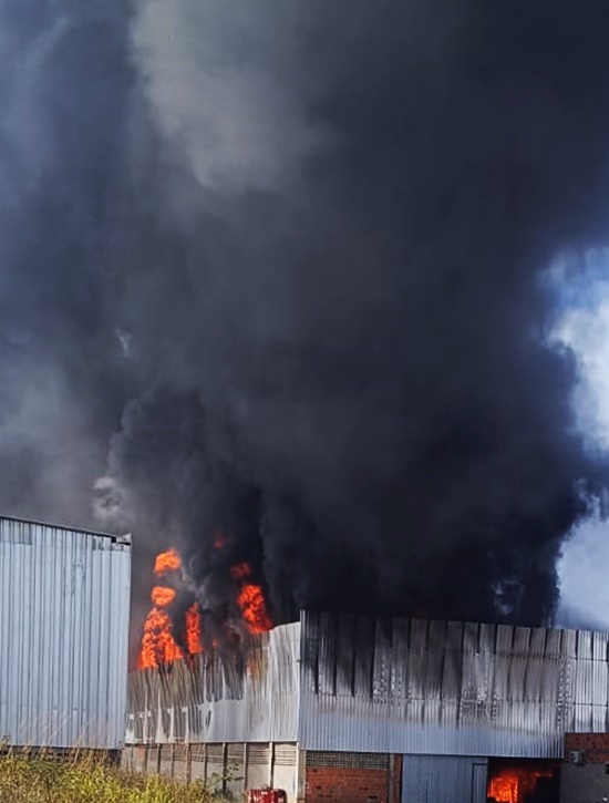 Incêndio atinge fábrica de móveis em Simão Dias
