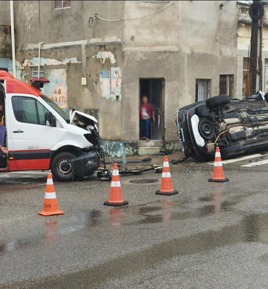 Colisão entre ambulância e carro deixa um ferido no Centro de Aracaju