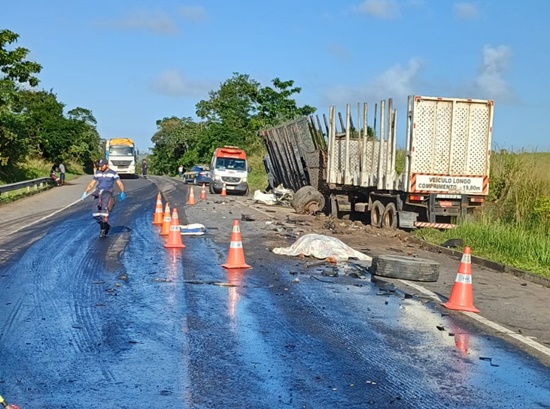 Colisão entre dois veículos de cargas na BR-101 em Umbaúba deixa uma pessoa morta