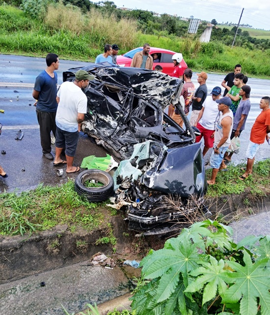 Motorista de carro de passeio morre após bater em carreta na BR-101