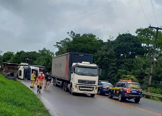 Carreta tomba ao lado do Corpo de Bombeiros de Estância