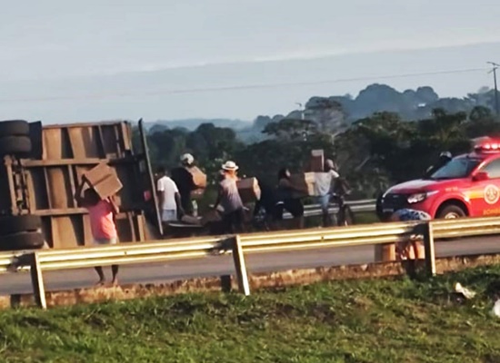 Carreta de biscoitos tomba e parte da carga é saqueada em Estância