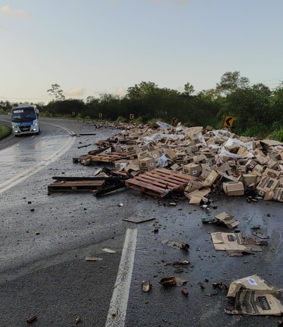 Caminhão tomba e causa interdição parcial da via em Areia Branca