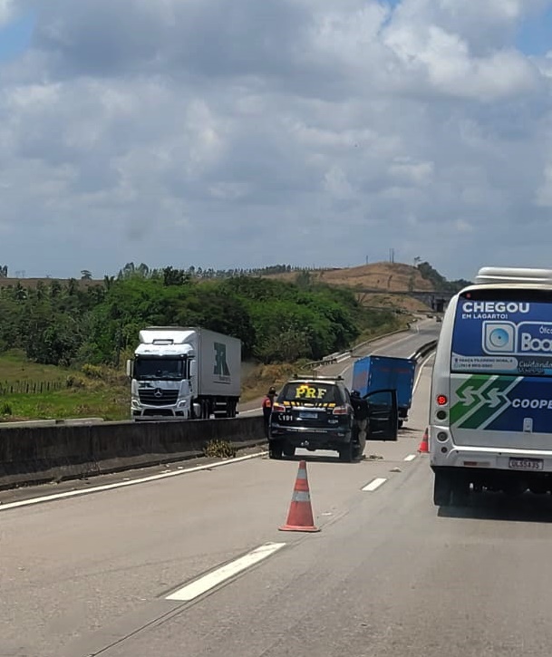 Caminhão colide em mureta na BR-101 em Itaporanga