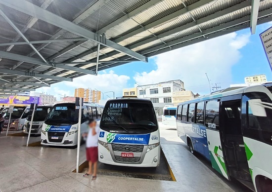 Mesmo com ônibus extras da capital para o interior, usuários reclamam de lotação no transporte e outros não conseguiram embarcar.