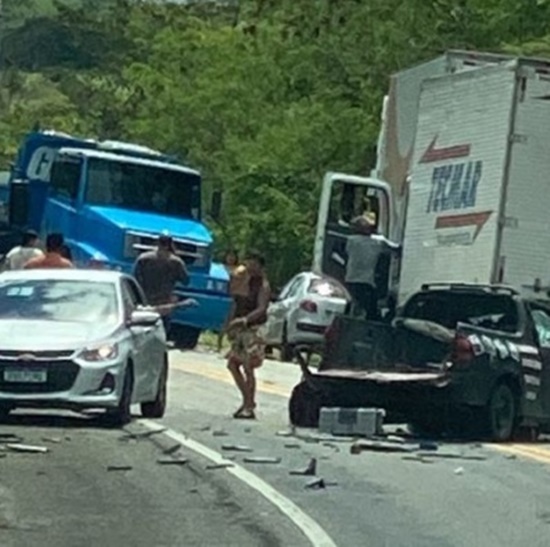 Acidente entre caminhão e caminhonete deixa vítima ferida em Socorro