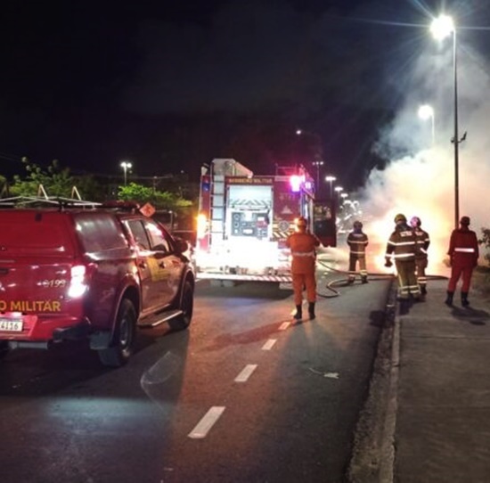 Veículo pega fogo e provoca engarrafamento na Av. Tancredo Neves