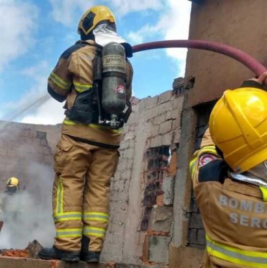 Bombeiros concluem trabalhos no incêndio em Aracaju após uso de 100 mil litros de água