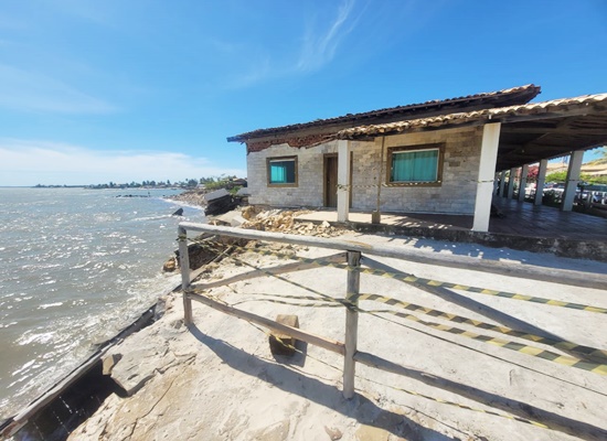 Paraíso Ameaçado: Erosão na Praia do Saco Alerta para Riscos e Prejuízos