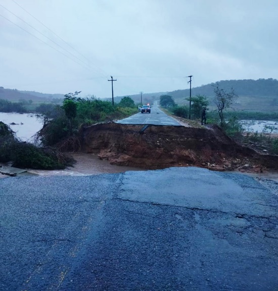 Trecho de rodovia desaba em Capela