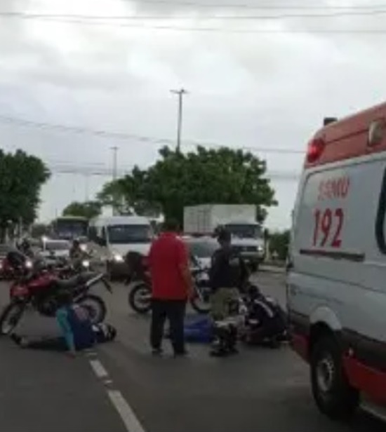 Acidente entre carro e moto deixa dois feridos na Av. Tancredo Neves