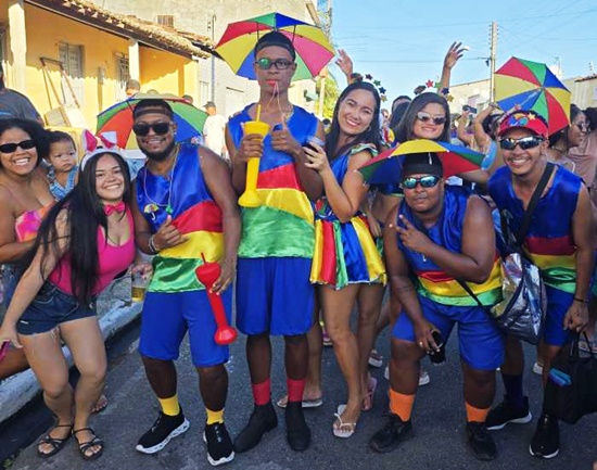 Bloco Deu a Louca nos Músicos mantém viva a tradição do carnaval de rua de Estância