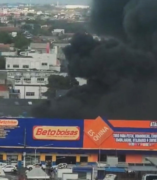 Incêndio de grandes proporções atinge loja no Centro de Aracaju