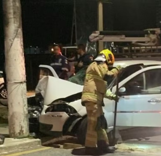 Motorista morre e três ficam feridos após colisão contra poste em Aracaju