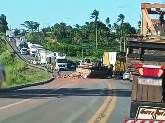 Caminhão tomba, bloqueia pista e deixa trânsito lento na BR-101, em Santa Luzia do Itanhi