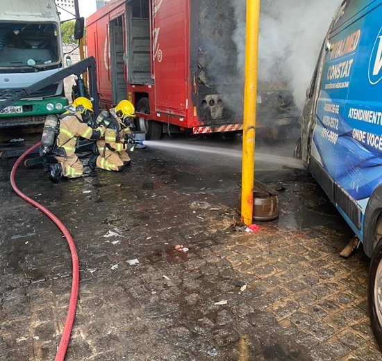 Corpo de Bombeiros combate incêndio em oficina mecânica no bairro Olaria na manhã desta terça-feira (6)