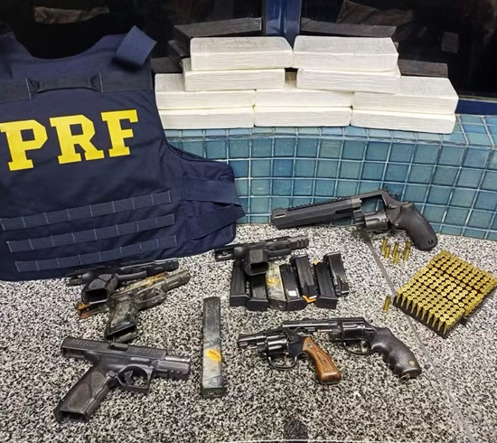 PRF prende dois suspeitos e apreende 10kg de cocaína, armas e munições na BR-101