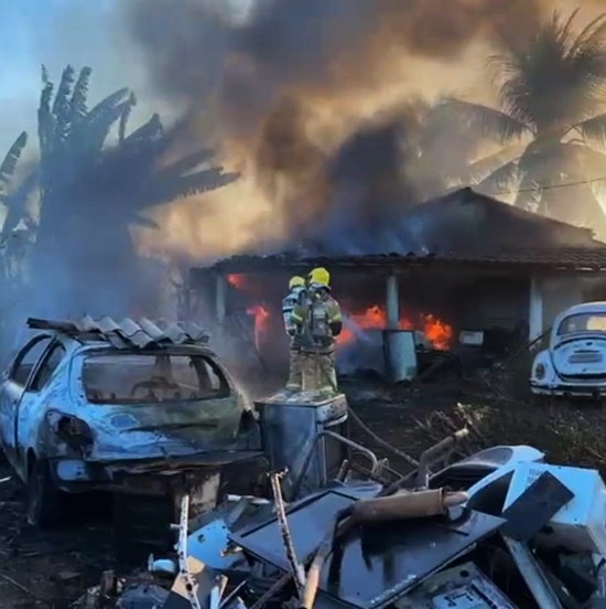 Corpo de Bombeiros combate incêndio em vegetação que se propagou e atingiu veículos e materiais em residência de Lagarto