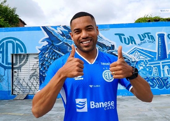 De volta ao Confiança, zagueiro Lucas Rocha visita o Sabino Ribeiro e fala sobre retorno ao clube