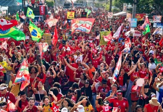 Fábio Mitidieri arrasta multidão e lota Centro de Aracaju em apoio à reeleição de Lula