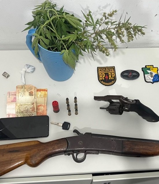 Polícia Militar apreende armas, drogas e motocicleta adulterada em Santo Amaro das Brotas