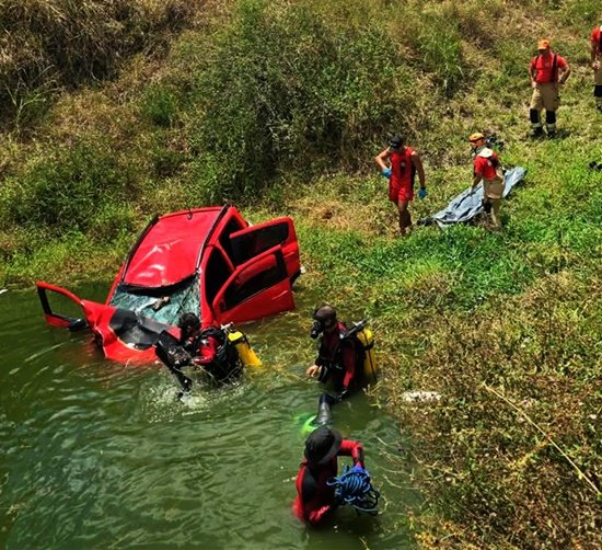 Motorista morre após carro cair em tanque de água em Moita Bonita